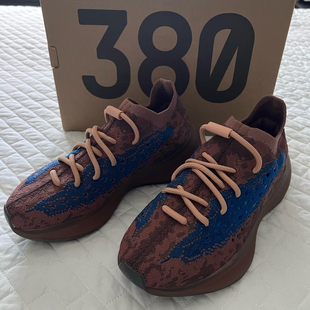 YEZZY SNEAKERS